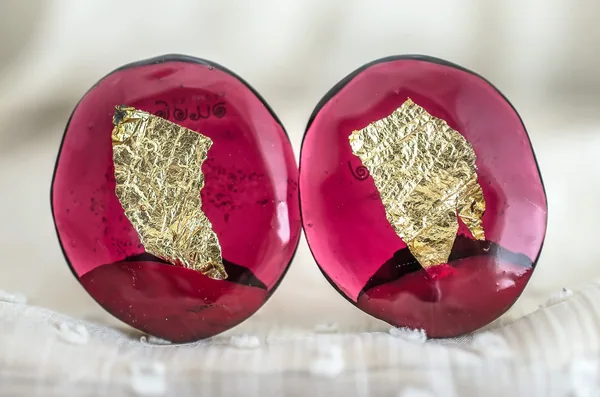 Ohrringe — Gold und Kirschrot — PAGANE-Archiv, Bild 037