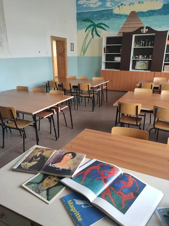 Рабочее пространство с книгами и картинами в классе — из мира Жасмины и PAGANE