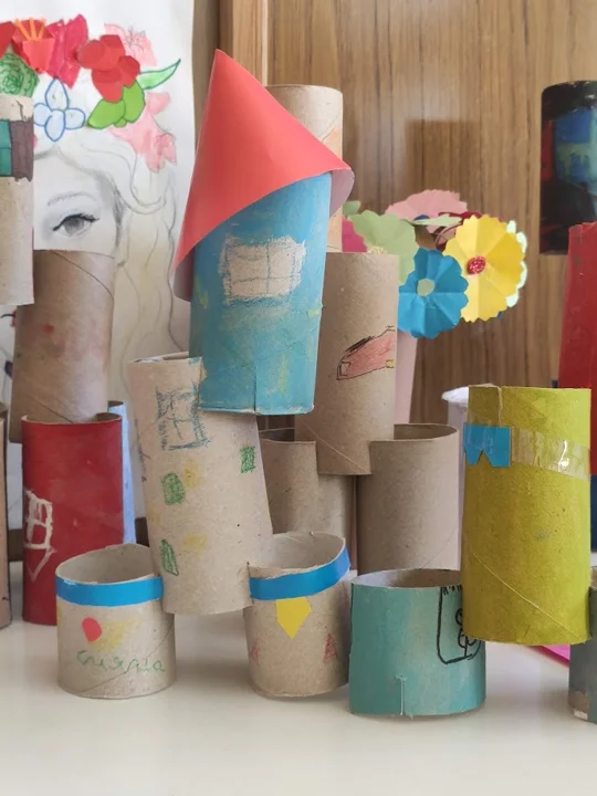 Цветной замок из бумажных цилиндров и детские рисунки — из мира Жасмины и PAGANE