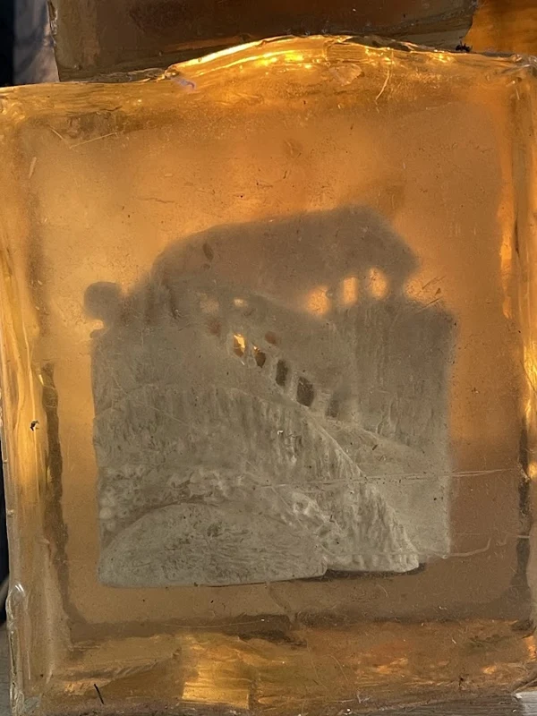 Scultura semitrasparente in toni ambrati — belle arti dal mondo di PAGANE