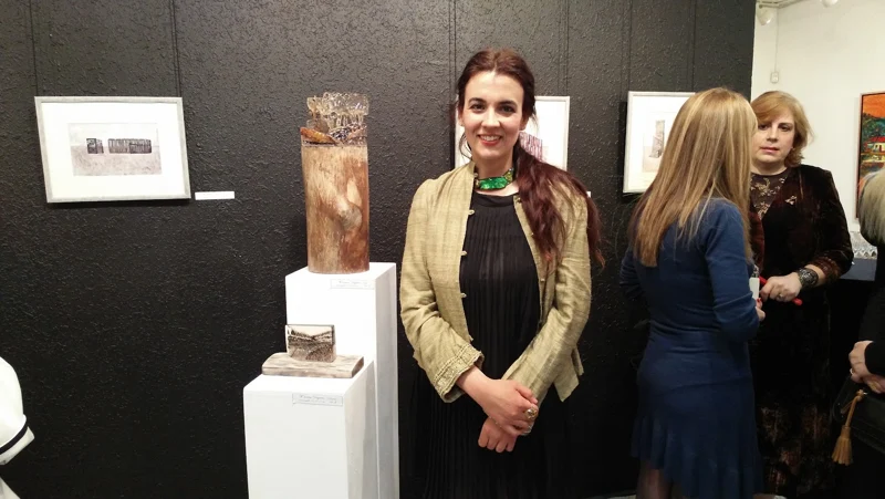 Un momento di una mostra — opere e visitatori nella galleria — belle arti dal mondo di PAGANE