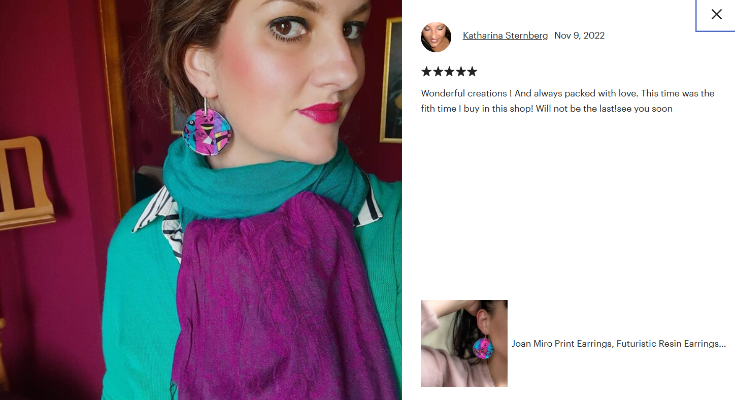 Recensione originale su Etsy con foto: una cliente con orecchini d’arte