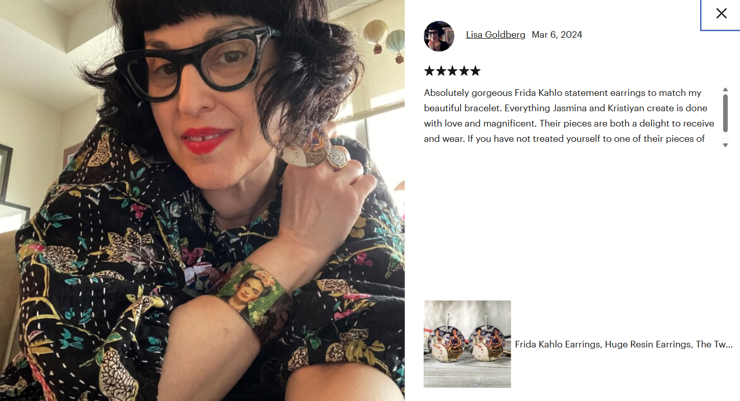 Recensione originale su Etsy con foto: una cliente con orecchini con ritratti